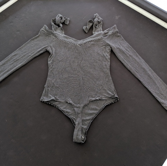 Striped, off-the-shloulder bodysuit - Picture 2 of 4
